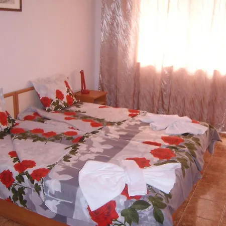 Nelly בית הארחה *