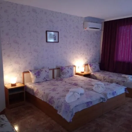 Nelly בית הארחה *